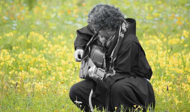 Castellana, sotto il saio un paio di jeans: la storia del frate rock Gianni Mastromarino